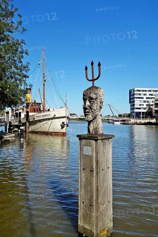 Statue, Monument, Georg Willms, Traditional Ship Prinz Heinrich, Harbour, Leer, East Frisia, Lower Saxony, Germany, Europe