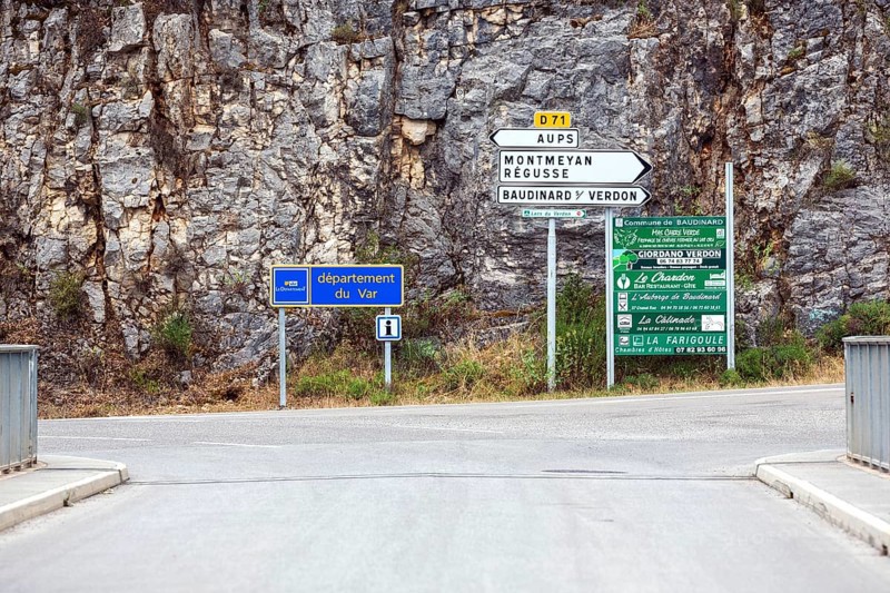 Signpost near dam at Lac de Sainte-Croix, Provence-Alpes-Côte d'Azur, Provence, France, Europe
