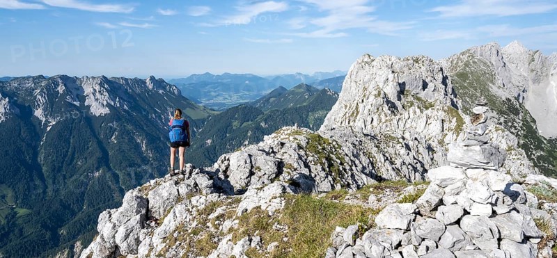 Mountaineer on a ridge path, traversing the Hackenköpfe, behind summit, Scheffauer, rocky mountains of the Kaisergebirge, Wilder Kaiser, Kitzbühler Alps, Tyrol, Austria, Europe