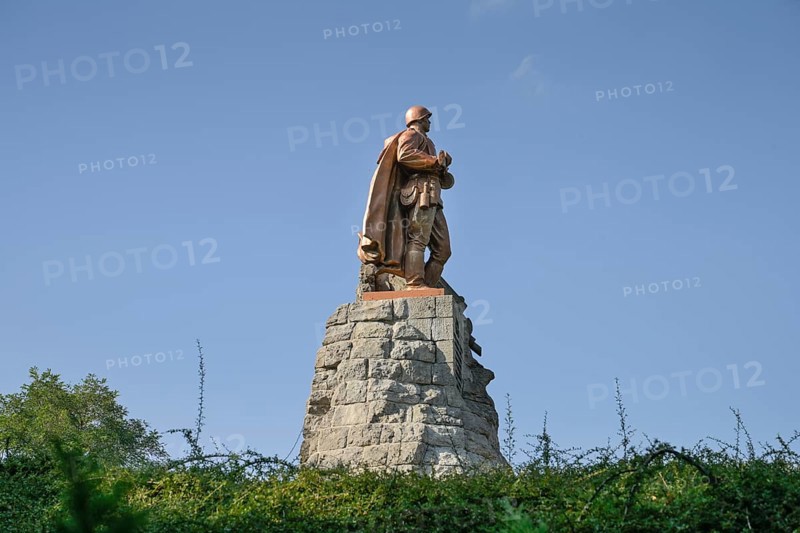 Monument, soldier with AK Kalashnikov, Seelow Heights Memorial, Seelow, Märkisch-Oderland district, Brandenburg, Germany, Europe