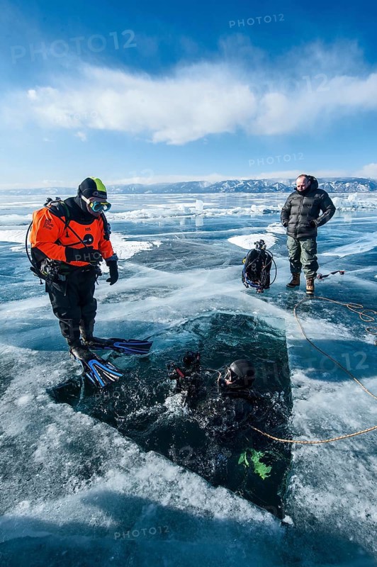 Scuba divers ready for an ice dive, Lake Baikal, Pribaikalsky National Park, Irkutsk Province, Siberia, Russia, Europe