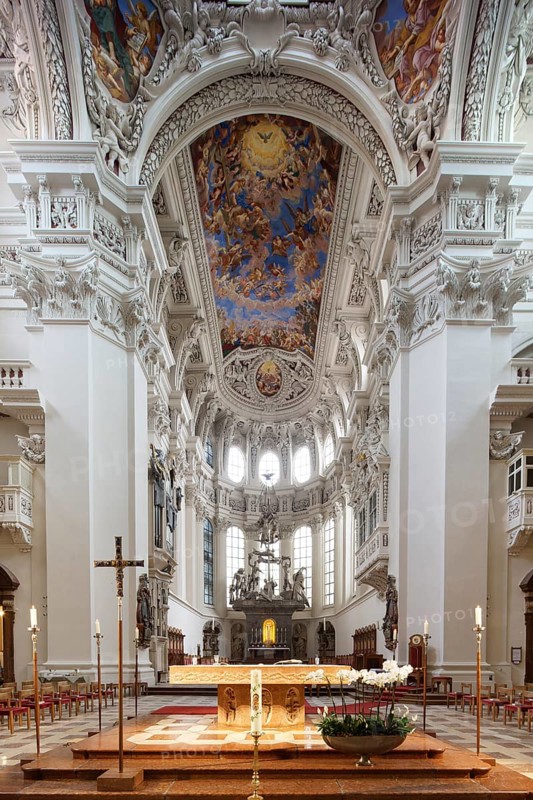 Altar with choir, ceiling frescoes, St. Stephen's Cathedral, Baroque, built 1668-1693, Episcopal Church, Catholic, Cathedral Square, Old Town, Three Rivers City of Passau, independent university city, administrative district of Lower Bavaria, Eastern Bavaria, Bavaria, Germany, Europe