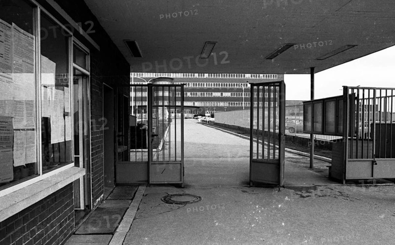The shift change at the Opel factory gate in Bochum on 29.1.1975, Germany, Europe