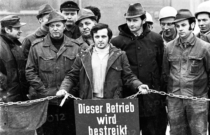 The rigorous behaviour of the entrepreneur Seibel of the cement factory Seibel und Soehne in Erwitte caused the trade union IG Chemie and the workers to go on strike and occupy the factory, here the pickets on 14.03.1975 in Erwitte, Germany, Europe