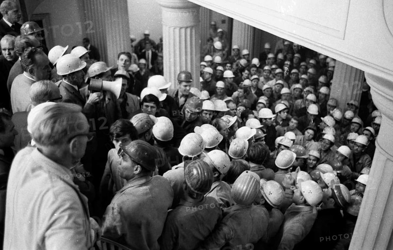 With a siege and temporary occupation of the Hoesch AG headquarters on 11.9.1969, spontaneous striking steelworkers opened a series of strikes in the coalfield, Germany, Europe