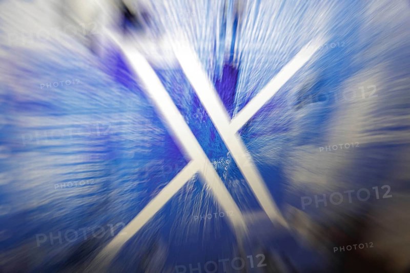 Symbolfoto: Das neue X Logo von Twitter auf der Startseite des Anbieters ist auf einem Bildschirm abgebildet. Berlin, 25.07.2023