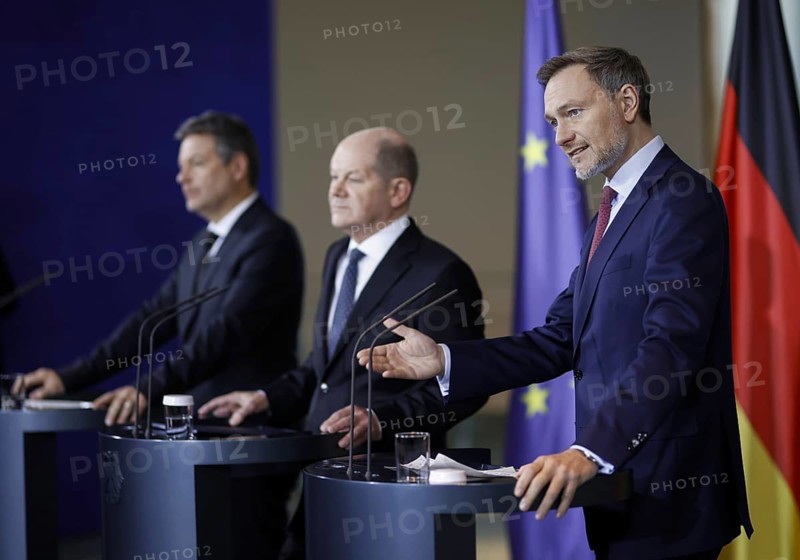 Robert Habeck (Buendnis 90 Die Gruenen), Bundesminister fuer Wirtschaft und Klimaschutz und Vizekanzler, Olaf Scholz (SPD), Bundeskanzler und Christian Lindner (FDP), Bundesminister der Finanzen, aufgenommen im Rahmen einer Pressekonferenz nach der Einig