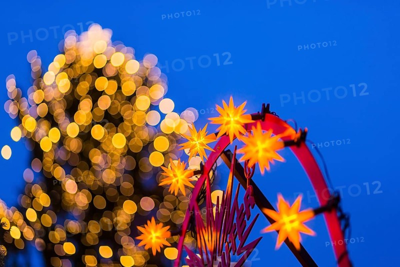 580th Striezelmarkt in Dresden Herrnhut stars are a must. The Striezelmarkt, which has been held since 1434, is the oldest Christmas market in Germany and takes place on the Altmarkt. In 2009 the market was redesigned, a special landmark is for example the world's largest candle arch