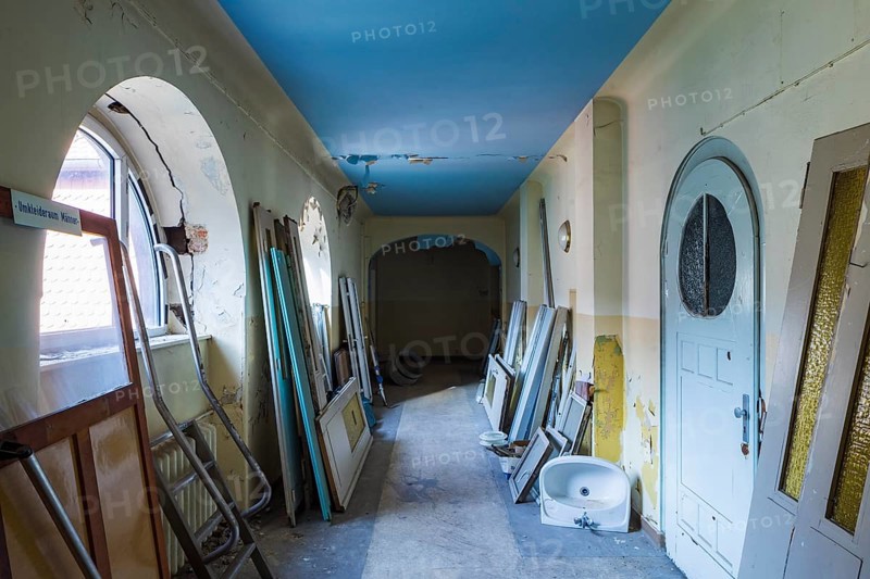 The Stadtbad is a building that was used as an indoor swimming pool for 88 years in the northern suburb of Leipzig. In 2004, the baths were closed due to structural defects. A foundation is working to renovate and revitalise the building. Former administration rooms