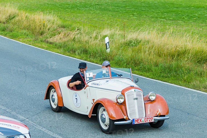 A drive for vintage vehicles. Skilful handling of the vehicle, finding the route by means of the road book and consistent driving style will be assessed. The route, time and drive-through checks as well as special stages are determined by the road book and the boarding card. DKW F7 1937