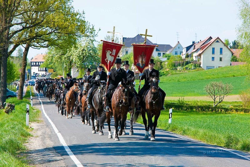 Every year at Easter there are about 5 processions in Lusatia, each with about 200 riders. The Catholic Church continues old Sorbian rites here. Thousands of spectators watch the impressive cavalcades