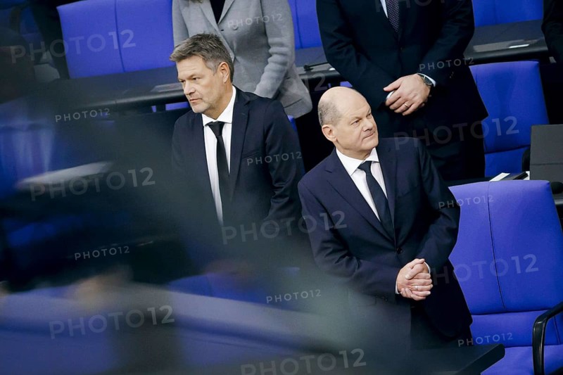 Robert Habeck (L) (Alliance 90/The Greens), Federal Minister for Economic Affairs and Climate Protection and Vice-Chancellor, and Olaf Scholz (SPD), Federal Chancellor, during a government questioning in the German Bundestag. Berlin, 15 November 2023, Berlin, Germany, Europe