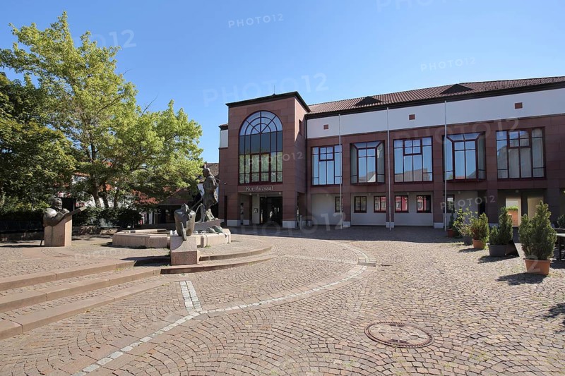 Kurpfalz Hall with leather stocking fountain, fountain, Edenkoben, Weinstrasse, Rhineland-Palatinate, Germany, Europe