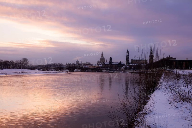 Sunrise on the banks of the Elbe in Dresden