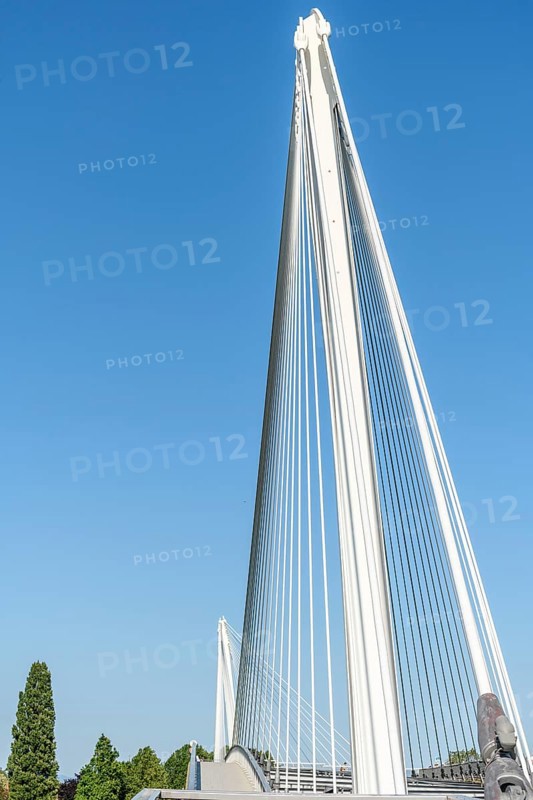 Die Deux-Rives-Fußgängerbrücke zwischen Deutschland und Frankreich in Kehl und Straßburg, ein Symbol der grenzüberschreitenden Zusammenarbeit. Bas-Rhin, Collectivite europeenne d'Alsace, Grand Est