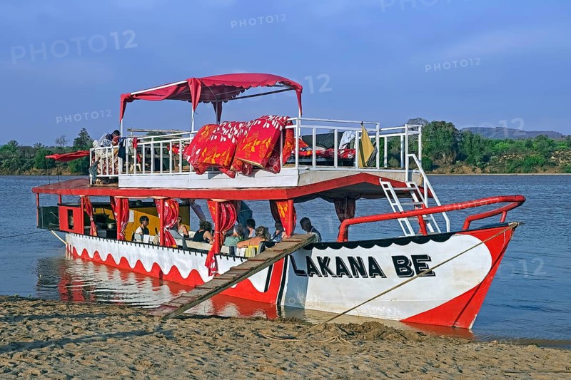 Tourists on river boat on Tsiribihina River at Begidro near Ankiliroroka, Belo sur Tsiribihina, Menabe Region, Central Highlands, Madagascar, Africa