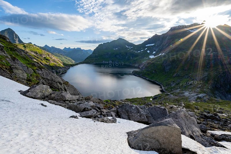 Mountain landscape with lake Tennesvatnet, at sunrise with sun star, Moskenesøya, Lofoten, Nordland, Norway, Europe