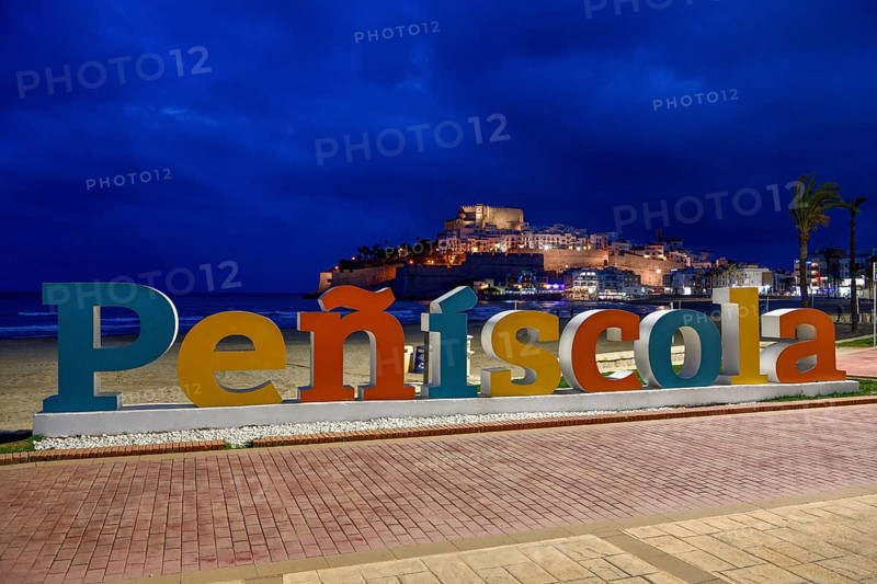 Sign Peñíscola at the promenade, blue hour, Peñíscola, province Castellón, Costa del Azahar, region Valencia, Spain, Europe