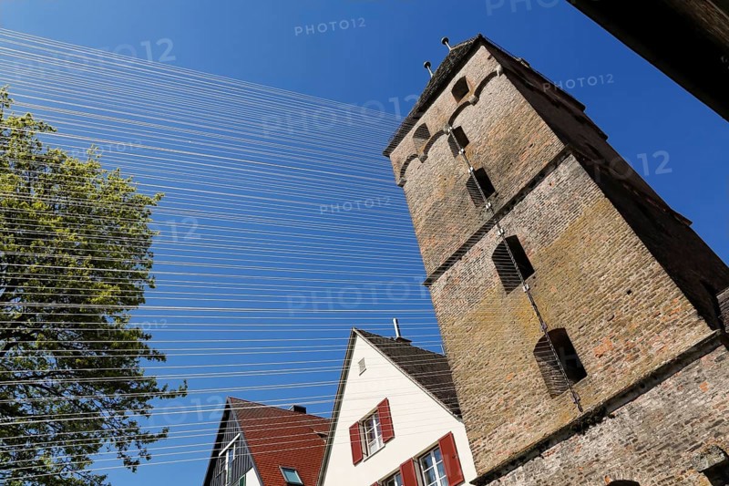 Metzgerturm with an installation by Johannes Pfeiffer, temporary art in public space, contemporary art, rope installation, wire ropes, blue sky, historical building, city gate of the medieval city fortification, Ulm, Baden-Württemberg, Germany, Europe