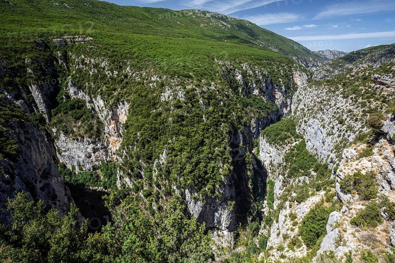 View into the Verdon Gorge at Belvedere de Bau Beni, Grand Canyon du Verdon, Département Alpes-de-Haute-Provence, Provence, France, Europe