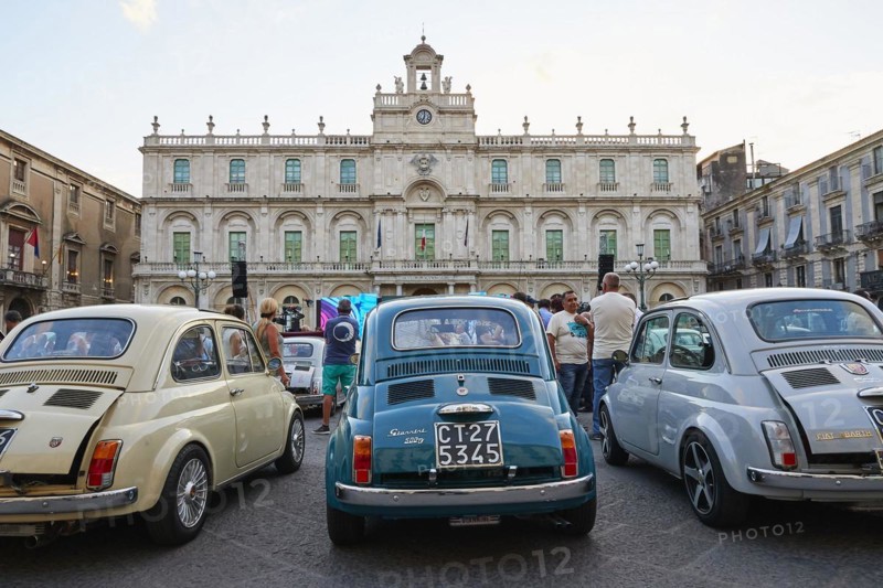 Fiat 500, Bambini, classic car, rear view of three Fiat 500s, historic building, old town of Catania, classic car show, Catania, east coast, Sicily, Italy, Europe