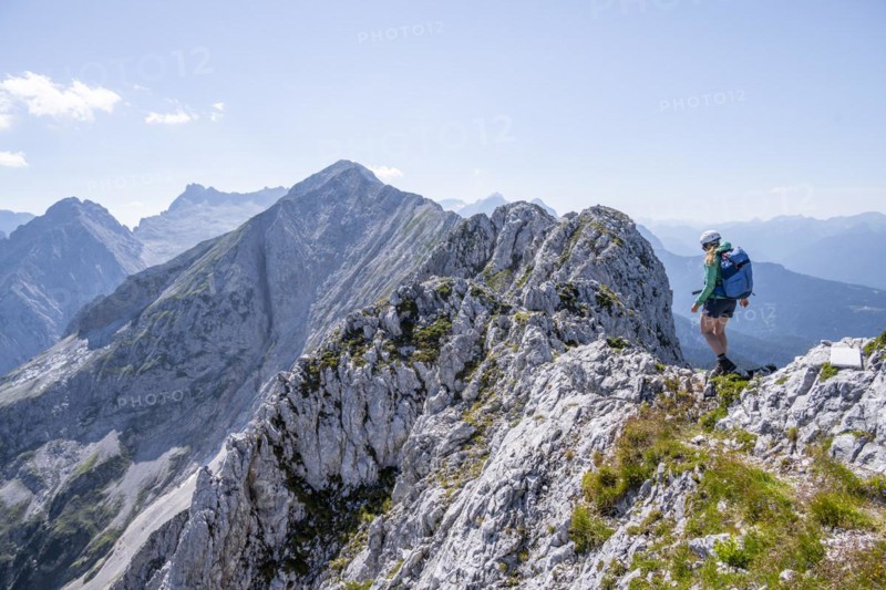Mountaineer on the summit ridge, Wettersteinkamm, Westliche Wettersteinspitze, Wetterstein Mountains, Bavaria, Germany, Europe
