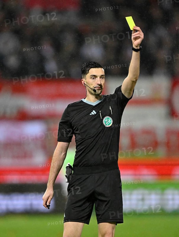 Referee Florian Badstübner shows yellow card, yellow, caution, Voith-Arena, Heidenheim, Baden-Württemberg, Germany, Europe