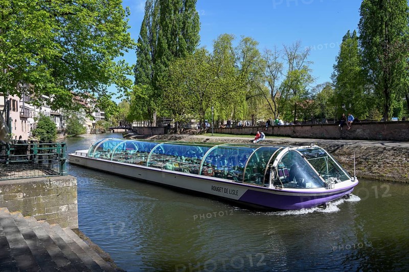 Excursion boat on the Ill, Old Town or Grand Ile, Strasbourg, Département Bas-Rhin, Alsace, France, Europe