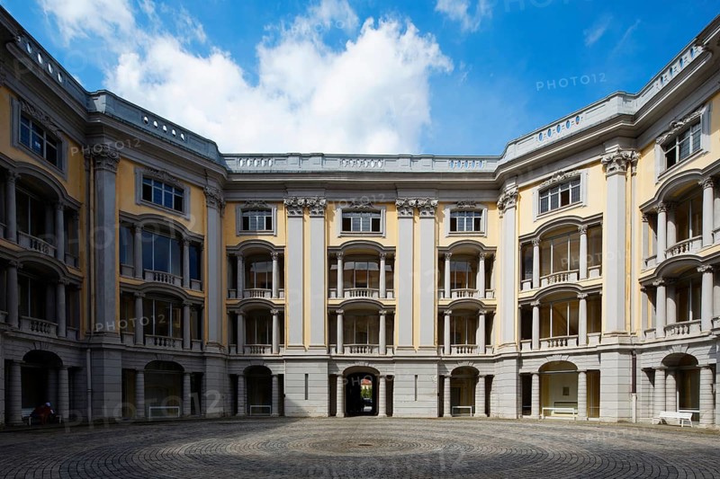 Inner courtyard, Ansbach Residence, Palace, once seat of government of the Margraves of Brandenburg-Ansbach. today Palace Museum of the Bavarian Palace Department and seat of the Government of Middle Franconia, Rococo, 1705 -1738, Schlossplatz Ansbach, Middle Franconia, Franconia, Bavaria, Germany, Europe