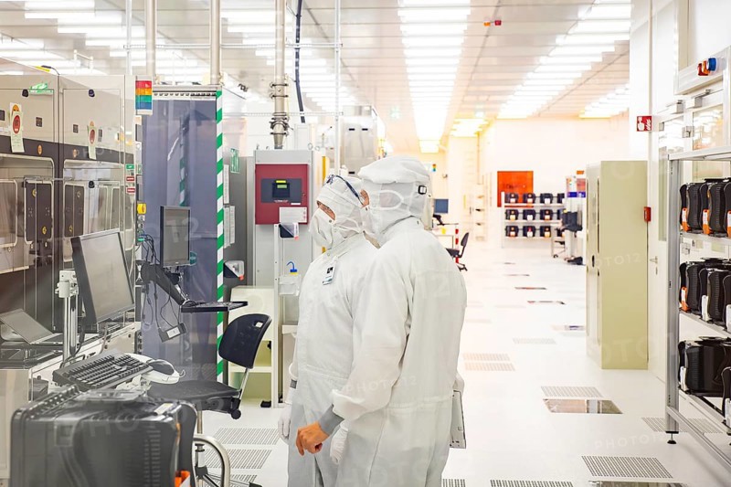 Press tour as part of SPIN2030, a campaign to highlight the diversity, excellence and attractiveness of Saxony as a centre of science, Fraunhofer Institute for Photonic Microsystems IPMS (CNT) Wafer production in the clean room