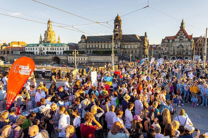 Dresden eats colourfully on Augustusbrücke and Schlossplatz. The motto of this year's banquet is Dresden divides and aims to focus on living together, humanity, humanity and good neighbourliness