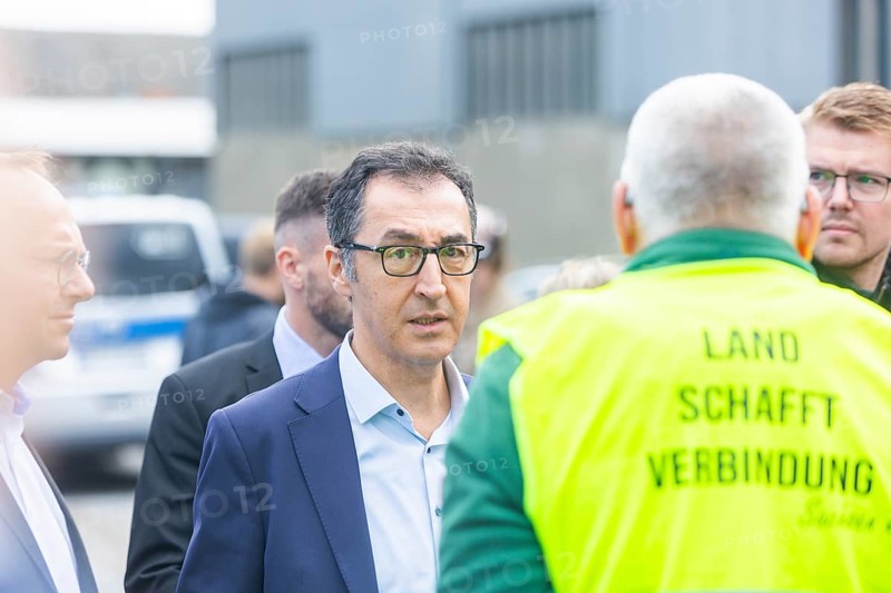 Federal Minister of Food and Agriculture, Cem Özdemir, visits Großdrebnitzer Agrarbetriebsges. mbH together with Saxony's Minister of Agriculture, Wolfram Günther. Protesting farmers raised their economic problems caused by maldistribution and economic imbalances and discussed them with the ministers