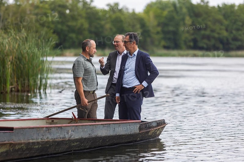Federal Minister of Food and Agriculture, Cem Özdemir, visits the Karsten Ringpfeil pond farm in Königswartha together with Saxony's Minister of Agriculture, Wolfram Günther. The gentlemen are standing on a barge used to spread the feed