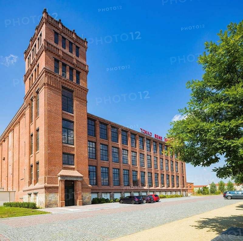Flöha's new town centre is currently being built on the site of the former cotton mill. In the coming years, the new town hall, perhaps the most beautiful day-care centre for children in Saxony, the cultural and club centre, a modern shopping centre and a colourful mix of gastronomy, trade, cultural and social facilities will move into the redeveloped area