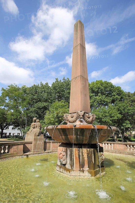 Kurfürstenbrunnen or Obelisk Fountain Ornamental fountain with obelisk Kurfürstenplatz, Bockenheim, Main, Frankfurt, Hesse, Germany, Europe