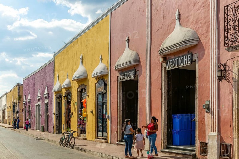 Shops including Vertiche in historic Spanish colonial buildings city centre, Valladolid, Yucatan, Mexico, Central America