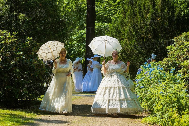 Picnic in white in the castle park of the baroque castle of Rammenau. On the idyllic meadow directly behind the castle with a view of the beautiful castle pond, the picnic places can be occupied. Take your picnic basket and blanket with you on a Sunday outing for the whole family. Garden fans and gourmets alike will get their money's worth!