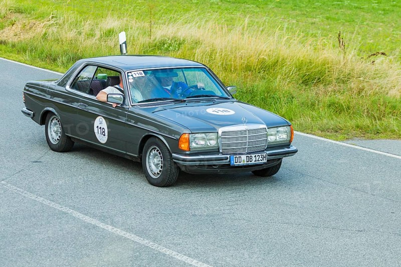 A drive for vintage vehicles. Skilful handling of the vehicle, finding the route by means of the road book and consistent driving style will be assessed. The route, time and drive-through checks as well as special stages are determined by the road book and the boarding card. Mercedes W123 1980