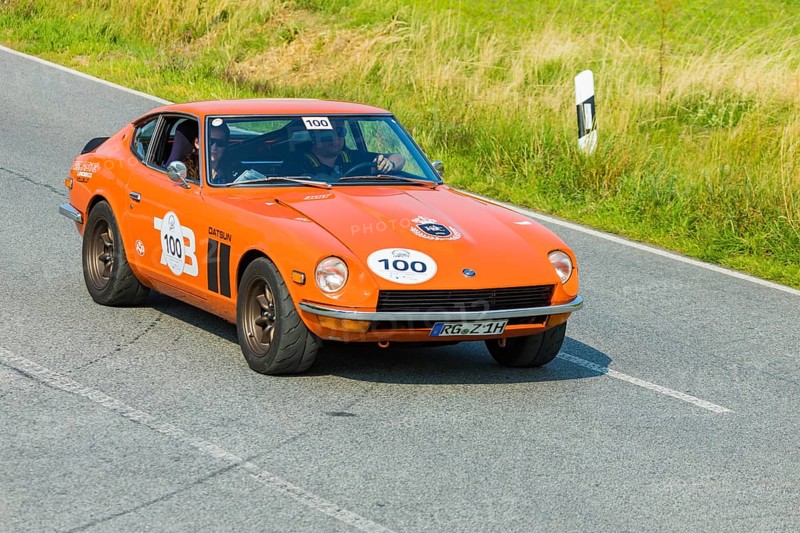 A drive for vintage vehicles. Skilful handling of the vehicle, finding the route by means of the road book and consistent driving style will be assessed. The route, time and drive-through checks as well as special stages are specified by the road book and the boarding card. Datsun 240Z 1972