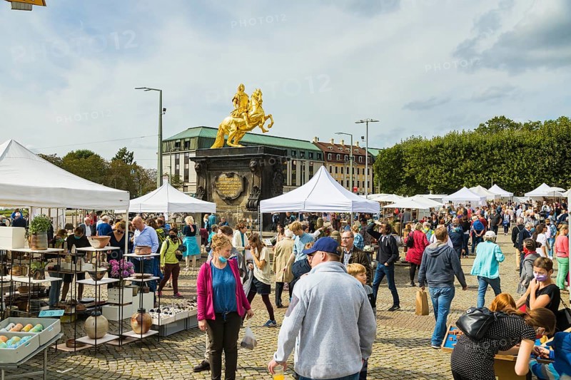 One of the first open-air markets in Dresden at the Goldener horse-rider, freshly renovated and gleaming in the sun. With a valid hygiene concept, extensive signage and disinfection facilities, they try to keep the risk of infection as low as possible. 79 ceramists from all over Germany offer their ceramics here