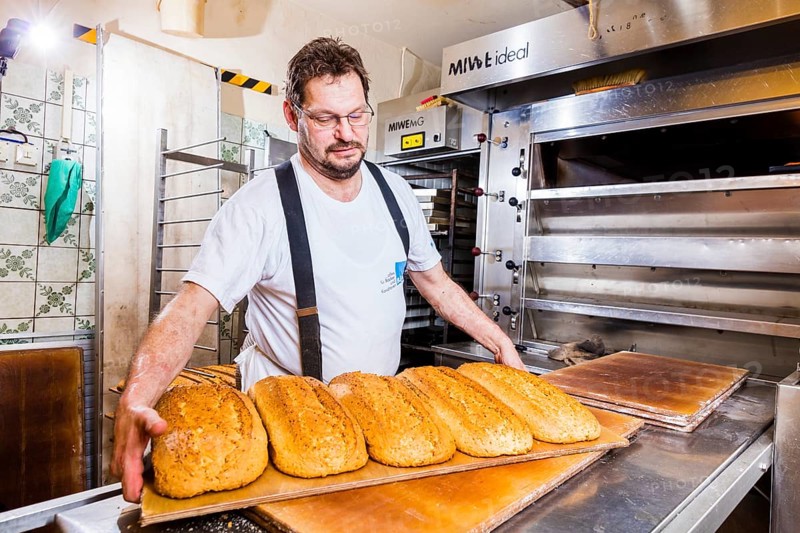 Erzgebirge Christmas stollen, there is also a stollen tradition in the Erzgebirge, the typical Christmas pastry comes, for example, from the Sauer bakery in Pretzschndorf in the Erzgebirge