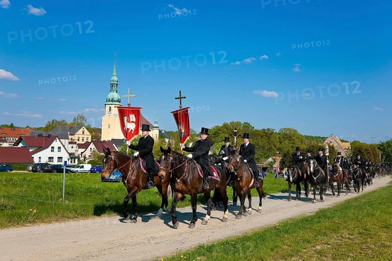 Every year at Easter there are about 5 processions in Lusatia, each with about 200 riders. The Catholic Church continues old Sorbian rites here. Thousands of spectators watch the impressive cavalcades