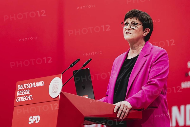 Saskia Esken, Bundesvorsitzender der SPD, aufgenommen im Rahmen des Bundesparteitages des Sozialdemokratische Partei Deutschland (SPD) in Berlin, 08.12.2023. Von Freitag bis Sonntag beraten die Delegierten ueber aktive Standort- und Industriepolitik, ein