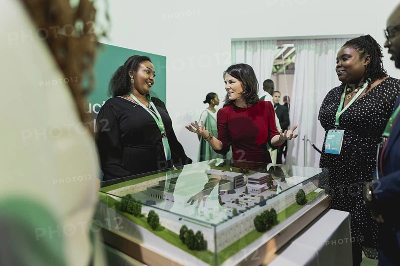 Annalena Baerbock (Buendnis 90 Die Gruenen), Bundesaussenministerin, aufgenommen im Rahmen der Einweihungszeremonie fuer die Produktionsstaette fuer mRNA-Impfstoffe der Firma Biontech in Kigali, 18.12.2023. Baerbock reist nach Ruanda fuer bilaterale Gesp