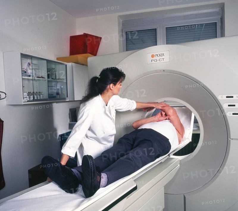 A computer tomograph (CT) is an imaging procedure in radiology, here on 21.11.1995 in Schwerte in a radiology practice, and is used for modern diagnostics in medicine, DEU, Germany, Schwerte, Europe
