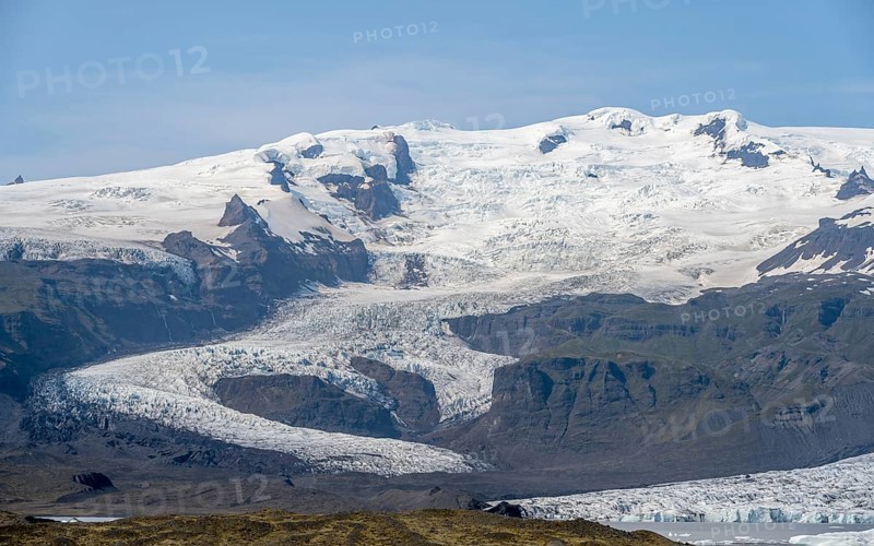 Sveinstindur peak, glacier lagoon, Fjallsárlón ice lagoon, ice floes in front of Fjallsjökull glacier, Vatnajökull, Hornafjörður, Iceland, Europe