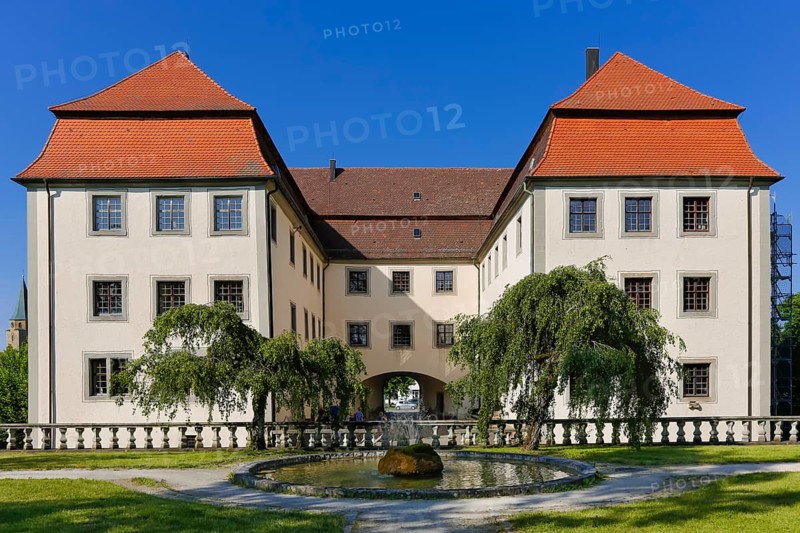 Geislingen moated castle, three-winged moated castle complex, former manor house of the Lords of Bubenhofen, since the 18th century baroque three-winged complex of the Schenken von Stauffenberg, architecture, historic building, sandstone balustrade, south-west view, castle park, gardens, fountain, trees, meadow, lawn, garden architecture, Geislingen, Zollernalbkreis, Baden-Württemberg, Germany, Europe