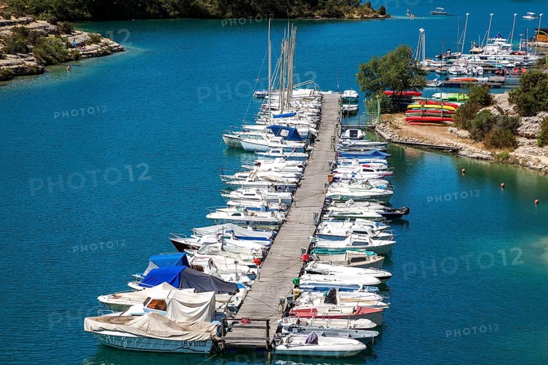 Boats in the boat harbour in Esparron-de-Verdon, Lac d Esparron, Provence-Alpes-Côte d'Azur, Provence, France, Europe