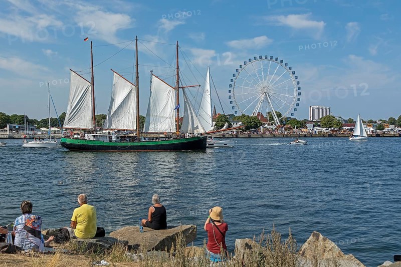 Sailing ship, spectators, Ferris wheel, Unterwarnow, Hanse Sail, Warnemünde, Rostock, Mecklenburg-Western Pomerania, Germany, Europe