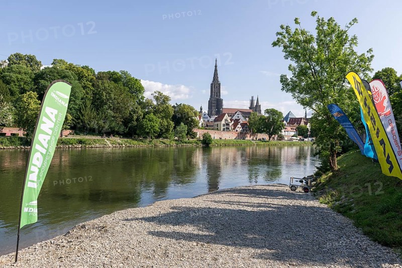 City view, Danube bank with historic old town, fishermen's quarter, cathedral, beach flags, flags, Ulm, Baden-Württemberg, Germany, Europe